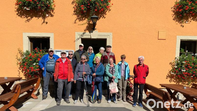 Vor dem Gasthaus Deubzer in Fuchsendorf begrüßte Sportwart Alfons Foitzik (rechts) die Wanderer. Bild: jzk