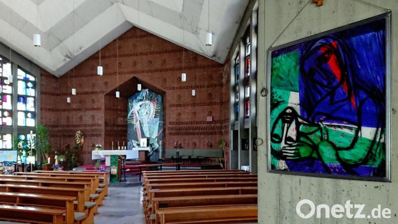 In der St.-Peter-Kirche in Tirschenreuth wurde ein Kirchenfenster mit einer Bierflasche eingeworfen. Archivbild: tr