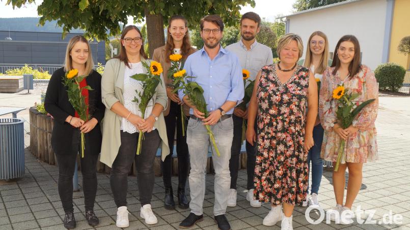 Rektorin Christine Schneider (dritte von rechts) und der zum stellvertretenden Schulleiter ernannte Lehrer Peter Grosser (vierter von links) begrüßten die neuen Lehrkräfte (von links) Christine Weiderer, Melanie Obermeier, Annika Lanzl, Michael Pröls, Annika Pirzer und Theresa Beer Bild: wel