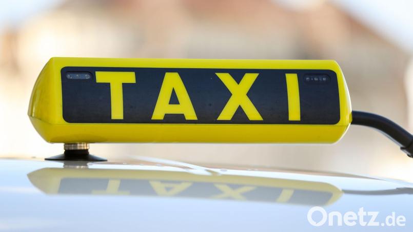 Welche sechs Personen haben Freitagnacht eine Taxifahrt von Plößberg nach Weiden unternommen und nicht bezahlt? Symbolbild: Jan Woitas/dpa