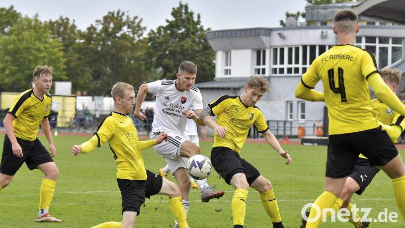 Fünf gegen einen: Leon Kipry, Marco Helleder, Nick Sperlich, Mario Schmien und Lennard Mueller vom FC Amberg versuchen, Marcel Müller (Mitte) vom TSV Seebach im Strafraum in Schach zu halten. Bild: Hubert Ziegler