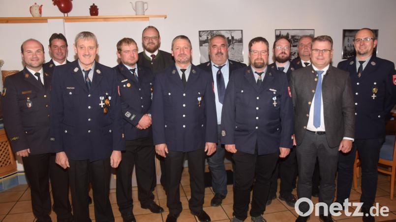 Ehrungen im Namen des Freistaates für 25 und 40 Jahre aktive Dienstzeit in den Feuerwehren Neuhaus, Bernstein und Dietersdorf erhielten sieben verdiente Floriansjünger. Der Neuhauser Andreas Bogner bekam eine Auszeichnung für 25 Jahre als Kommandant der Feuerwehr Neuhaus. Bild: fz