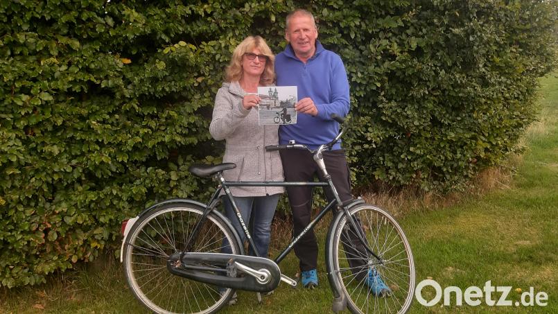 Gabi und Peter Hautmann mit dem alten Fahrrad als Erinnerungsstück. Bild: gis