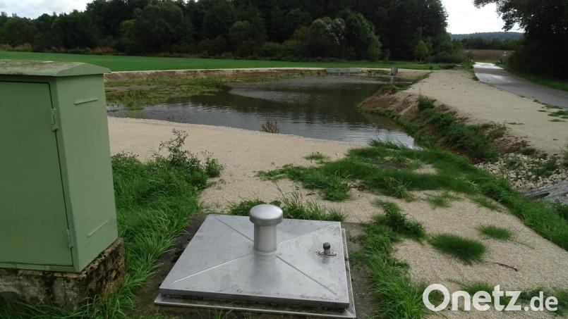 Das Regenrückhaltebecken am Ortsrand von Knölling ist fertig. Der Bürgermeister legte in der Gemeinderatssitzung die Abschlussrechnung vor. . Bild: Houschka