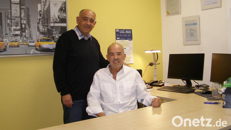 Thomas Fritsch (stehend) ist mit seinem Versicherungsbüro von der Bahnhofstraße in großzügige Räumlichkeiten in zentraler Lage an der Prinz-Ludwig-Straße umgezogen. Dass der Marktleuthener nach dem Sprung in die Selbstständigkeit im April 2021 seine Generalagentur in Waldsassen etabliert hat, hängt vor allem mit Bernhard Prüfer (sitzend) zusammen. Bild: pz