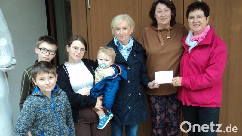 Der Frauenbund Schwarzenfeld übergab die Spende an die Familie Steidl. Im Bild die Vorsitzenden Karola Beer (Mitte) und Christiane Zimmer (rechts) mit Klaudia Seegmüller und den Kindern der Familie Steidl. Bild: Norgauer/exb