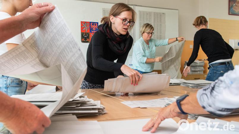 Die Wahlkommissionen in den tschechischen Gemeinden hatten am Wochenende einiges zu tun: Stimmzettel zu den Kommunal- und Senatswahlen waren auszuzählen. Bild:  Taneèek David/CTK/dpa