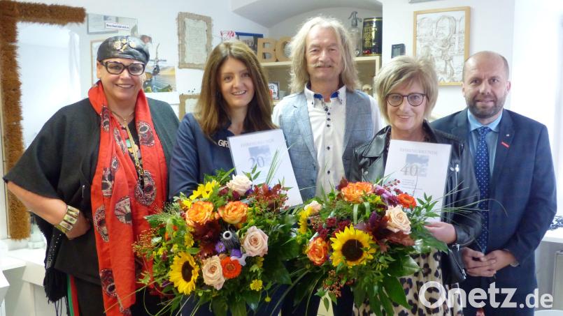 Die langjährigen Mitarbeiterinnen des Kastler „Boders“ Albert Fromm wurden für ihre 40- beziehungsweise 20-jährige Betriebszugehörigkeit geehrt (von links): Lisa Fromm, Steffi Fuchs, Albert Fromm, Gislinde Oechsl und Betriebsberater Josef Vogl von der Handwerkskammer Niederbayern-Oberpfalz aus Amberg. Bild: jp