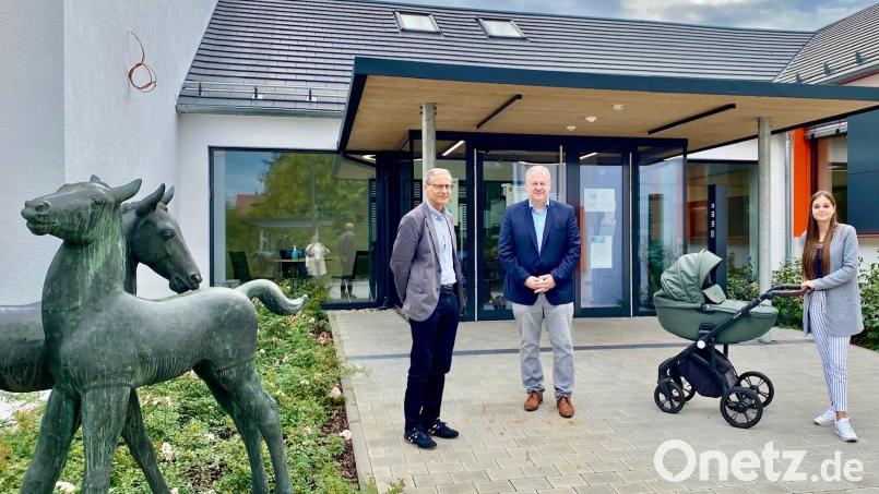 Erleichterung für Mütter mit Kinderwägen: Die Beratungsstelle für Schwangerschaftsfragen am Gesundheitsamt in der Adalbert-Stifter-Straße 18 in Amberg ist jetzt barrierefrei zugänglich. Darüber freuen sich auch Landrat Richard Reisinger (Zweiter von links) und Direktor Roland Brey. Bild: Martina Beierl/exb