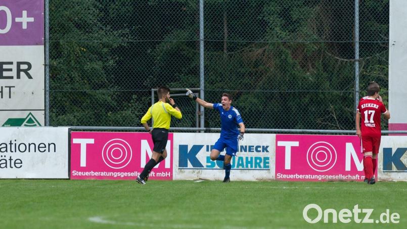 Torwart Tim Lauterbach (blaues Trikot) ist nach seinem Treffer in der Nachspielzeit nicht mehr einzufangen. Bild: Niklas vom Ende