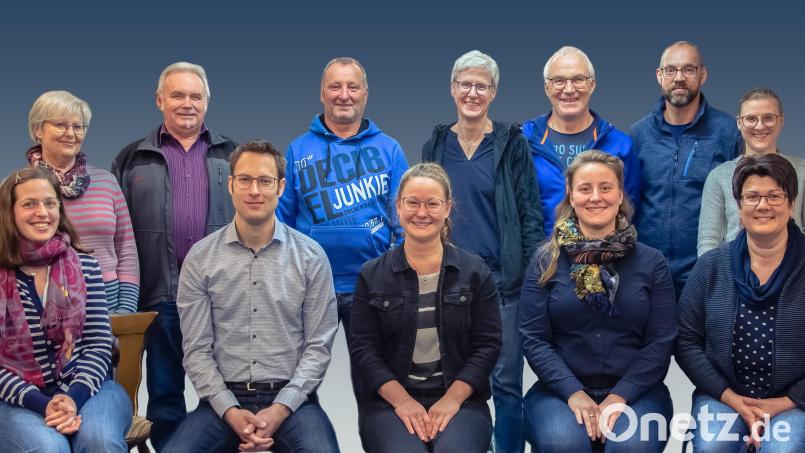 Der Vorstand des neu gegründeten Musikvereins Ehenbachtaler Blaskapelle Schnaittenbach: (vorne, vvon links) Kassiererin Stephani Künzel, 2. Vorsitzender Michael Leitl, Vorsitzende Johanna Schlosser, 3. Vorsitzende Judith Schlosser und Tanja Preitschaft sowie (hinten, von links) Gaby und Rudi Martin, Hans Schlosser, Heidi und Stephan Walter, Stefan Preitschaft und Selina Dorner. Bild: ads