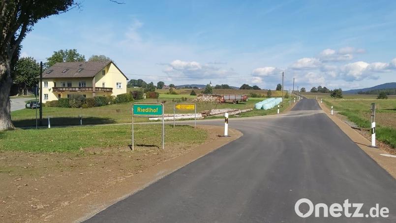 Nun kann der Verkehr zwischen Riedlhof und Burkhardsrieth wieder rollen. Die Bauarbeiten an der Gemeindeverbindungsstraße sind abgeschlossen. Bild: Markt Eslarn, Anton Hochwart/exb