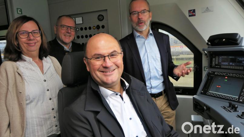 Minister Albert Füracker (vorne) nahm im Führerstand einer Lokomotive Platz und fuhr in Begleitung von Roswitha Gansauge, Thomas Prechtl und Wolfgang Pollety (von links) einige Meter auf dem Werkstattgleis der Länderbahn. Bild: Hirsch