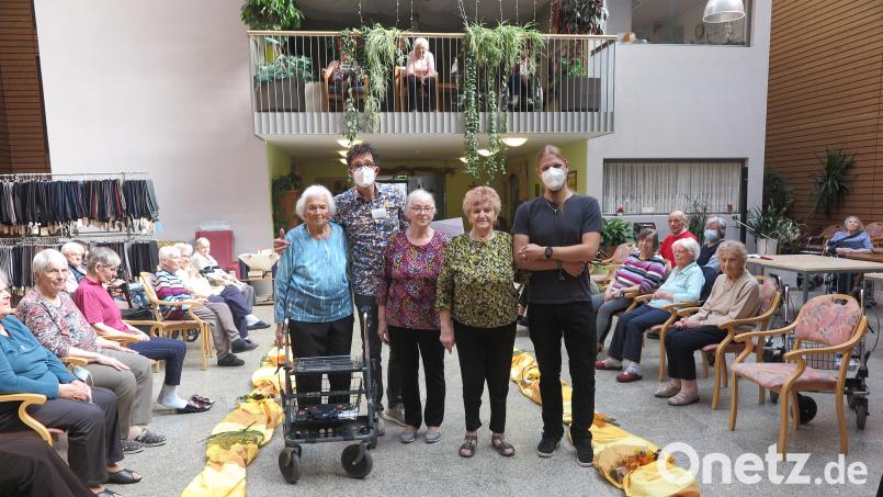 Kevin Wienerl (rechts) begleitete Magdalena Englstädter, Ruth Kraitzek und Sieglinde Sokol (von links) auf dem Laufsteg. Moderator Michael Nowak gratulierte ihnen zu ihrem bewundernswerten Auftritt als Models. Bild: jzk