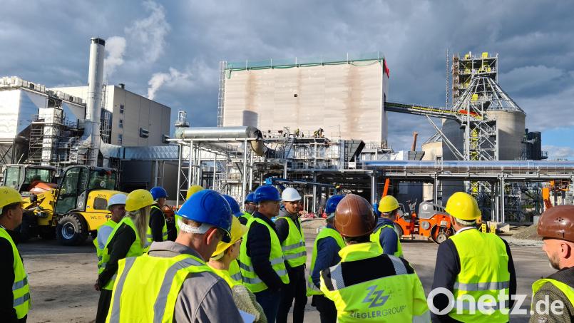Der Stadtrat besichtigt die Naturheld-Baustelle der Ziegler Group im Industriegebiet Hütten. Bild: sne