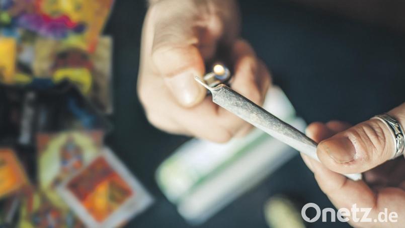 Kräutermischung, Badesalze oder Lufterfrischer. Was genau darin steckt, weiß keiner. Früher wurden die Substanzen vor allem als Art Räucherstäbchen verwendet, mittlerweile werden sie auch geraucht. Bildmontage: Marina Gube