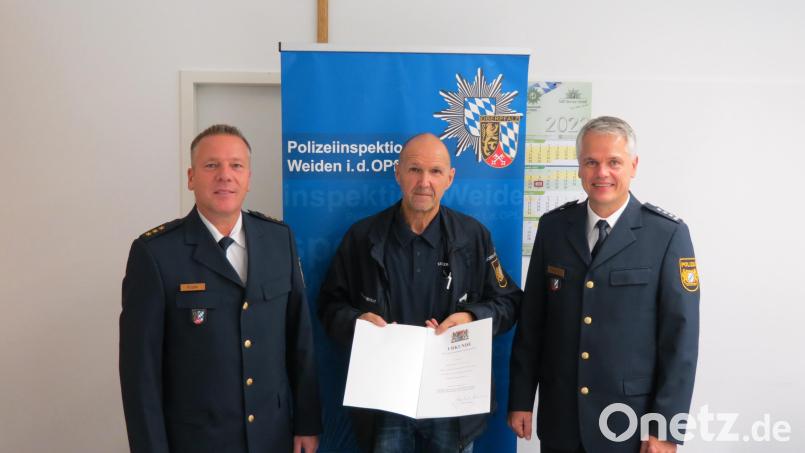 Dank für seine 15-jährige ehrenamtliche Mitarbeit in der Weidener Sicherheitswacht sprechen Polizeidirektor Markus Fuchs (links) als Inspektionsleiter und sein Stellvertreter Erster Polizeihauptkommissar Thomas Meiler (rechts) Dieter Kallmeier aus. Bild: PI Weiden/exb