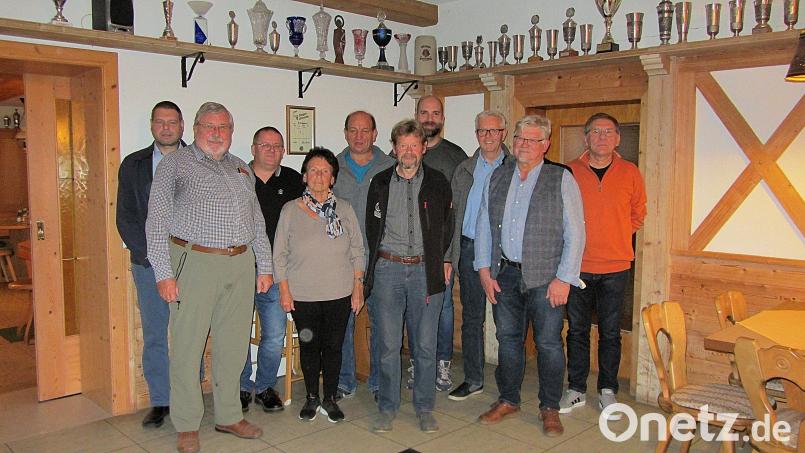 Der neue Vorstand der Siedlergemeinschaft Friedenfels (von links): Christian Zeitler, Otmar Zeitler, Wolfgang Schlicht, Hedwig Wendl, Günter Schürlein, Bernhard Stilp, Michael Merkl, Hermann Stobitzer, Heinrich Brunner und Bürgermeister Oskar Schuster. Bild: bsc