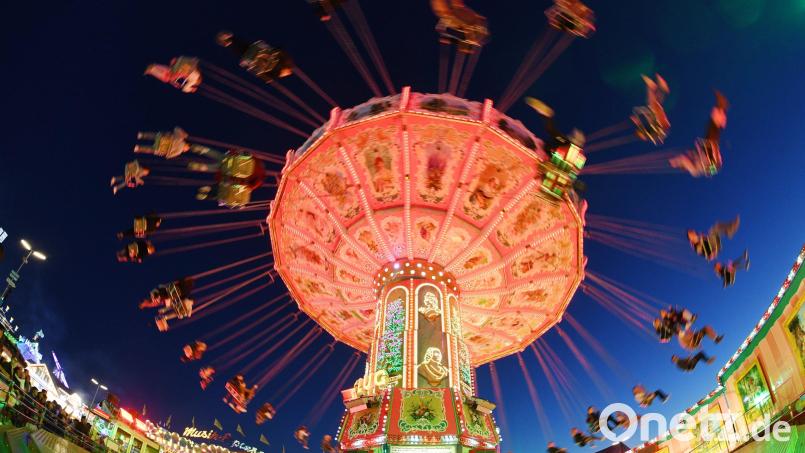 Auf der Suche nach einem verlorenen Gegenstand fiel ein Besucher auf dem Oktoberfest in einen Zwinger und wurde gebissen. Symbolbild: Tobias Hase/dpa