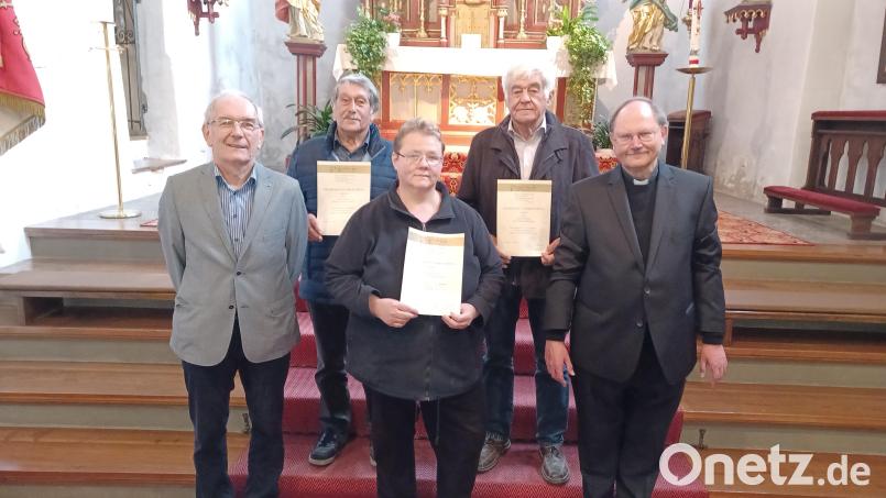 Pfarrer Heribert Stretz (rechts) und Chorleiter Albert Schraml dankten Ludwig Braun (60 Jahre Chormitglied), Walburga Reindl (40 Jahre) und Hans Kaufmann (60 Jahre) für ihr Engagement. Bild: Kirchenchor Kastl/exb