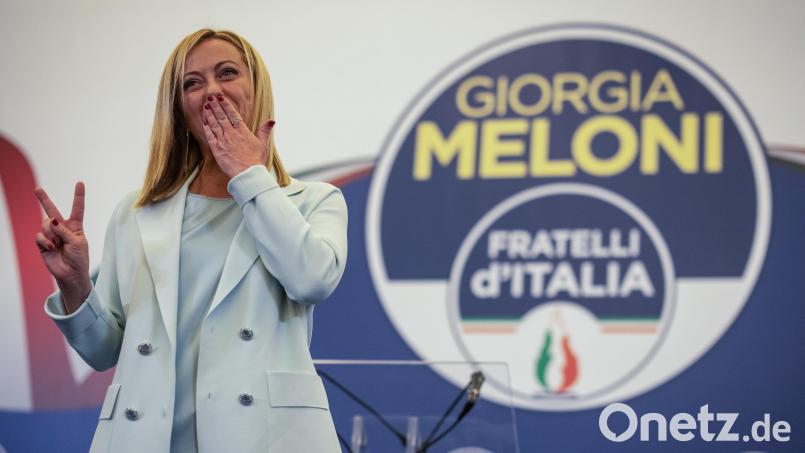 Giorgia Meloni sonnt sich in ihrem Wahlergebnis, das sie zum ersten weiblichen Premier des Landes machen wird. Bild: Oliver Weiken/dpa