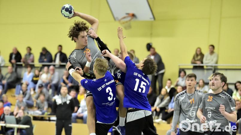 Mit einem Dreierabwehrriegel versuchen die Regensburger den Sprungwurf von Leonhard Schatz (links) von der HG Amberg abzublocken. Philipp Lulla und Julian Schaller (von rechts) sind Beobachter der Szene. Bild: Hubert Ziegler