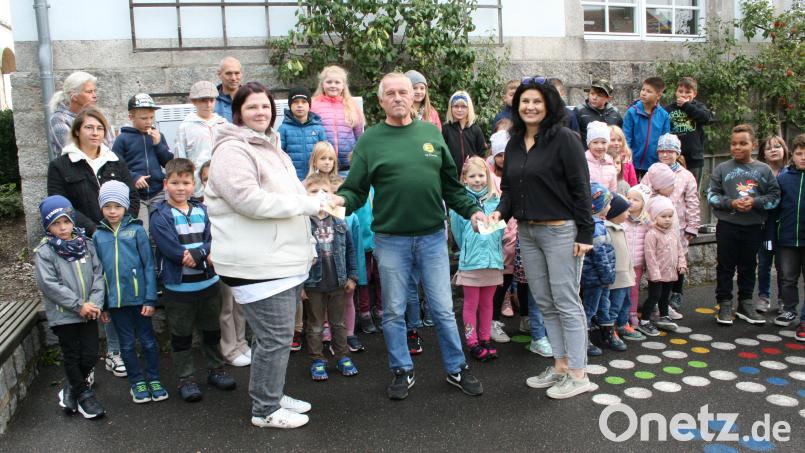 Manfred Lang, Erster Vorsitzender des FGV Friedenfels, überreichte je 150 Euro an die Kindergartenleiterin Nicole Lippert (links), Kinderpflegerin Margit Rini (ganz links), und an Schulleiterin Inge Dick (rechts). Bild: roh