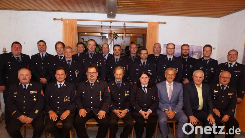 Das Feuerwehr-Ehrenzeichen in Gold und Silber gab es für 16 Dienstleistende der Feuerwehren Kulmain, Zinst und Lenau. Dieses überreichten Landrat Roland Grillmeier, Bürgermeister Günter Kopp (sitzend, Dritter und Zweiter von rechts) und Kreisbrandrat Andreas Wührl (sitzend links).. Bild: bkr