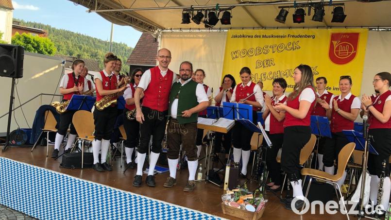 Dirigentenstabübergabe am Jakobifest von Anton Lautenschlager (Bildmitte links) an Manuel Jung (Bildmitte rechts). Bild: Wolfgang Lehnert