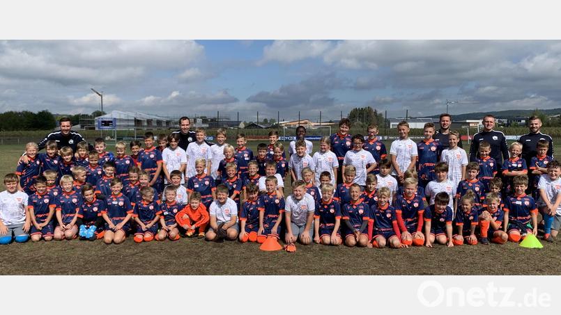 Den 70 teilnehmenden Kindern und den Trainern machte sich Fußballschule großen Spaß. Bild: Süßmann/exb