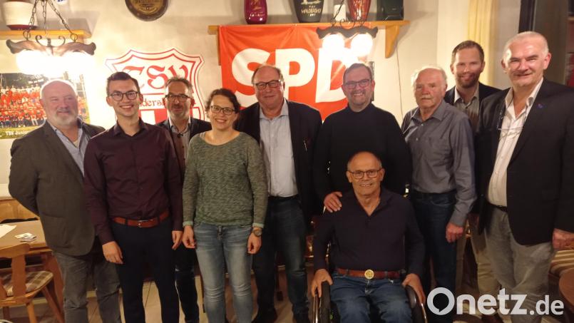 Neu gewählt wurde die neue Führungsriege des SPD-Ortsvereins Waldershof. Im Bild (von links) Helmut Langer, Florian Dick, Markus Burger, Barbara Diener, Stefan Niedermeier, Jürgen Ranft, Günther Raithel, Gerhard Greger, Christian Fritsch und SPD-Kreisvorsitzender Uli Roth. Bild: fpoz