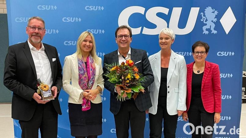 Franc Dierl (Mitte) mit der scheidenden Landtagsabgeordneten Gudrun Brendel-Fischer, Ehefrau Barbara, Bundestagsabgeordneter Silke Launert und Bezirkstagsvizepräsident Dr. Stefan Specht (von rechts). Bild: CSU-Kreisverband Bayreuth/exb