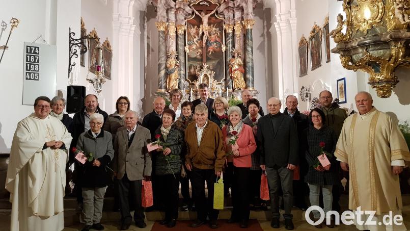 Die Ehejubilare, die vor 25, 40 und 50 Jahre geheiratet haben, feiern mit Pfarrer Udo Klösel (links) und Diakon Herbert Sturm (rechts) einen Dankgottesdienst. Im Namen der Pfarrei gratuliert zweite PGR-Vorsitzende Christine Ring (Zweite von links). Bild: gi