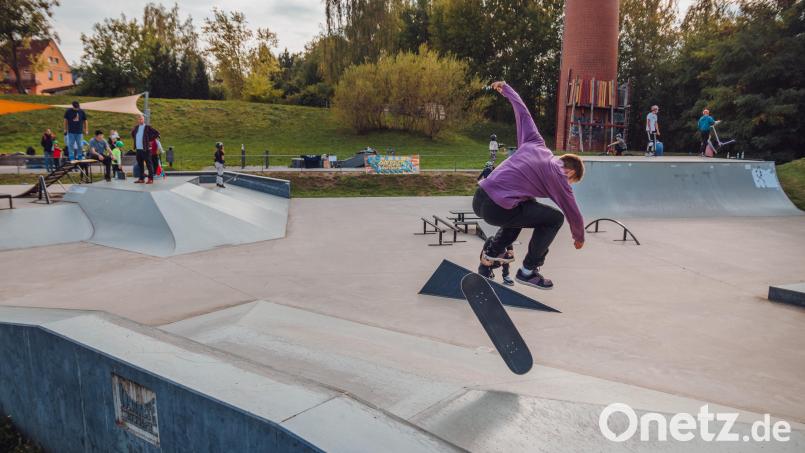 „Ich muss sehr fokussiert auf meine Beine und den Trick sein. Das Mentale spielt dabei eine große Rolle“, beschreibt der semi-professionelle Skater Honza Malý aus Prag. Bei &quot;Skate the border&quot;, einer grenzüberschreitenden Veranstaltung vom Jugendmedienzentrum T1 und dem Kreisjugendring Tirschenreuth, üben tschechische und deutsche Hobbysportler gemeinsam. Bild: sfo