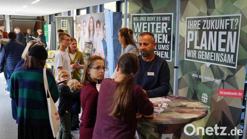 Künftige Auszubildende hatten bei der Ausbildungsmesse am Otto-Hahn-Gymnasium die Möglichkeit, sich über verschiedenste Berufe zu informieren. Dabei lockten die Unternehmen mit originellen Messeauftritten. Bild: abi