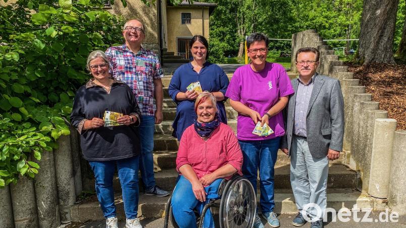 Bei der Spendenübergabe: (von links) Silke Rosner (Stiftland-Sternerkinder), Gunar Prauschke (damaliger SPD-Fraktionssprecher im Stadtrat), Stefanie Schnurrer (Nachmittagsbetreuung), Martina Sötje (damalige SPD-Stadträtin), Alexandra Keller (SHG TIR), Konrad Schedl (Stadtrat, Die Grünen). Bild: SPD/Die Grünen/exb
