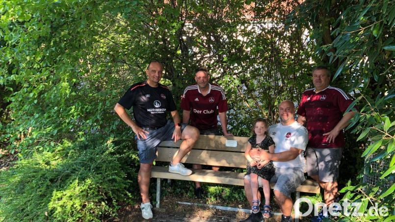 Die Clubfreunde um Georg Lang, Alexander Fiedler, Jürgen Fiedler, sein Nachwuchs und Stefan Fiedler (von links) sind mehr als ein klassischer Fanclub. Auch die Ortspflege ist ihnen ein Anliegen. Bild: mis