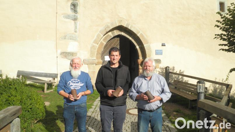 Der Erhartinger Verein für Brauchtumspflege will zusammen mit der Gemeinde Trausnitz an die Schlacht bei Erharting/Mühldorf/Ampfing erinnern, welche die Burg Trausnitz in das Blickfeld der Geschichte rückte. Bürgermeister Martin Schwandner (Mitte) empfing die beiden Vorstände Christian Hans (rechts) und Leo Biermaier (links) am Burgtor. Bild: bnr