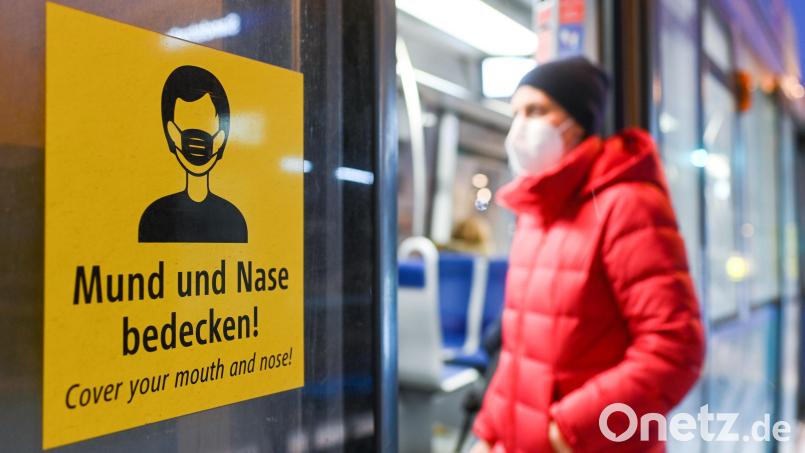 Die aktuellen bayerischen Corona-Regeln bleiben auch im Oktober unverändert in Kraft. Symbolbild: Tobias Hase /dpa