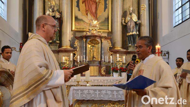 Prodekan Johannes Lukas (links) nimmt Pater James das Versprechen ab, immer für die Pfarrei Parkstein und die Expositur St. Johannes Kirchendemenreuth da zu sein, sie gewissenhaft zu leiten und unverkürzt Gottes Wort zu verkünden. Bild: bey