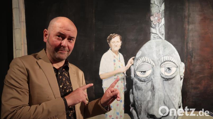 Künstler Florian Thomas vor einem seiner großformatigen Bilder. Bild: Kunz