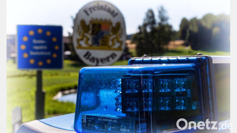 Drogen und verschiedene Utensilien dafür fanden die Schleierfahnder der Grenzpolizei Selb in einem Auto auf der B303 bei Schirnding. Symbolbild: Michael Fluegel/Bundespolizei/exb