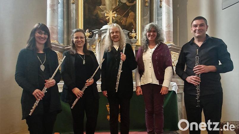 Julia Schubert, Janina Leinhäupl, Viola Schweinfurter, Monika Werner, Markus Krisch (von links nach rechts) präsentierten Klassik vom Feinsten. Bild: ban