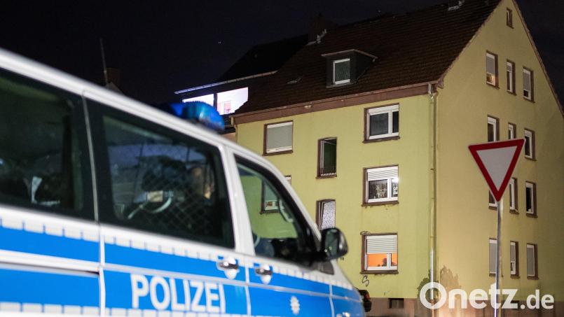In aller Frühe stand die Polizei zur Hausdurchsuchung vor der Tür der &quot;PARTEI&quot;-Politikerin. Symbolbild: Marcel Kusch