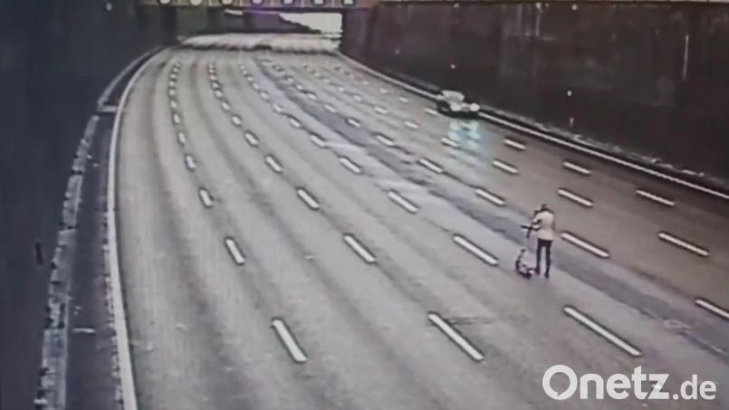 Alles ist möglich: Ein E-Scooter-Fahrer 2021 auf einer Autobahn in Birmingham. Ganz so schlimm war die illegale Tour in Vohenstrauß nicht. Symbolbild: dpa/Central Motorway Police Group