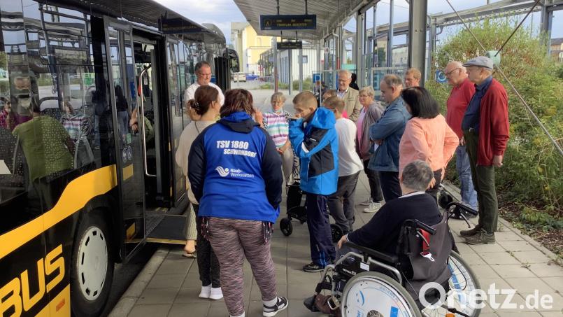 Wie die Fahrt mit dem Schwandorfer Citybus mit Rollator oder Rollstuhl leichter bewältigt werden kann, das konnten interessierte Teilnehmer bei zwei Sonderfahrten ausprobieren. Bild: Peter Habermeier/exb