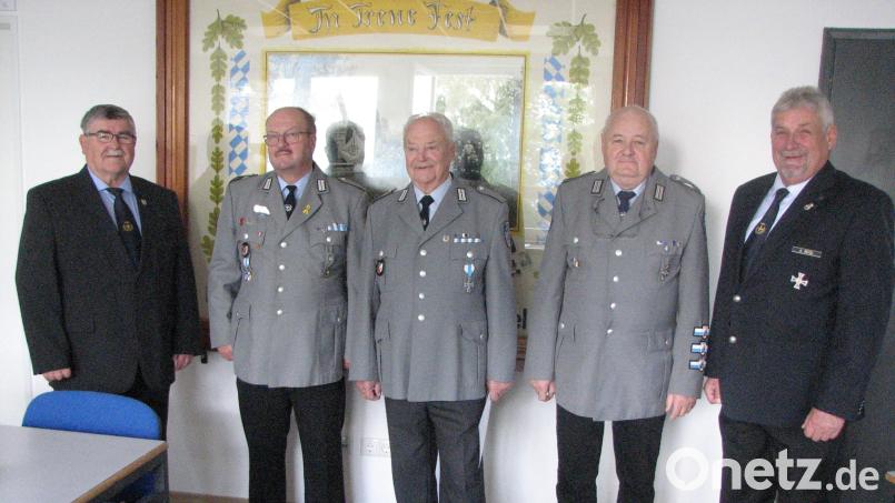 Kreisvorsitzender Heinrich Scheidler (links) und Ehrenkreisvorsitzender Alfons Betzl (rechts) zeichnen Udo Matysiak (Mitte) mit dem Großkreuz am Bande des Bayerischen Soldatenbundes aus. Vorsitzender Erhard Neubauer (Zweiter von rechts) und Fahnenträger Karl-Heinz Kuschidlo (Zweiter von links) gratulieren zur Ehrung. Bild: knh