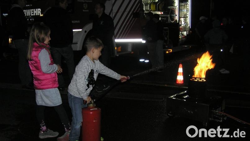 Auch wenn&#039;s schon dunkel war: Mit viel Begeisterung betätigten sich die Kinder am Feuertrainer als Löschkräfte. Bild: öt