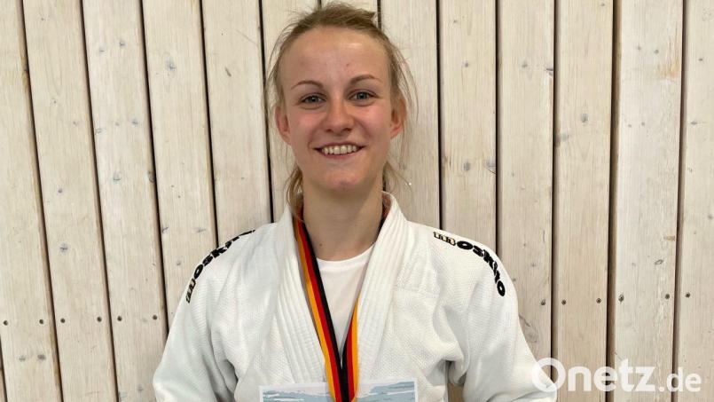 Emily Lorenz mit Urkunde und Goldmedaille. Bild: Lorenz/exb