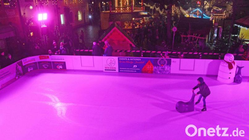 Energiesparendes &quot;Kunsteis&quot;: Die Eislauffläche auf dem Weidener Christkindlmarkt (hier 2019) muss nicht gekühlt werden, sie ist aus Plastik. Archivbild: Gabi Schönberger
